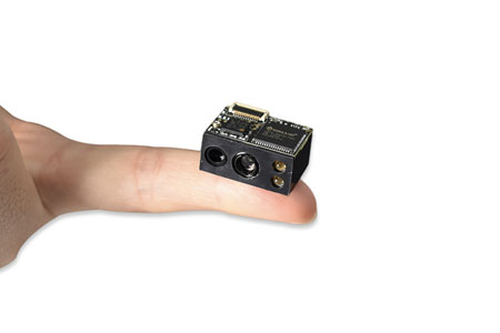 超幼体积二维码扫描模组与手指对比图